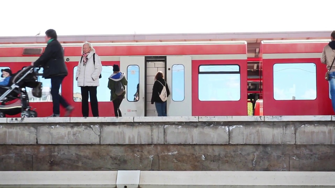 Construire un mur en brique pour bloquer la porte d'un train - Blague énorme