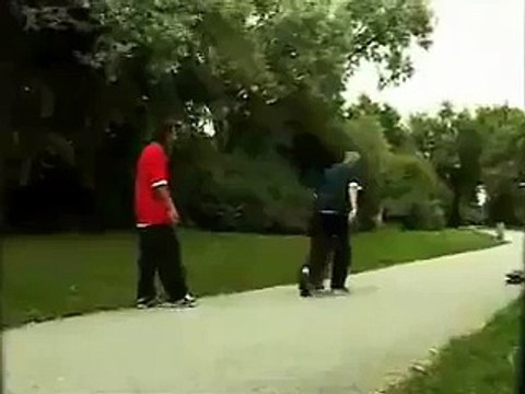 Ne jamais embeter une mamie qui traverse - Instant karma pour cet automobiliste pressé