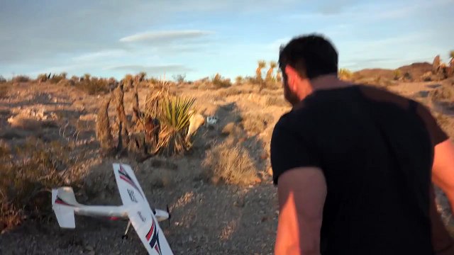 Dan Bilzerian et ses copines shoote des drones dans le désert