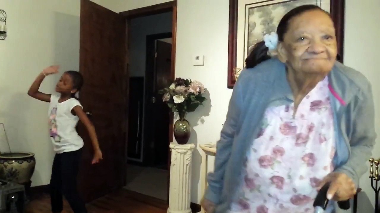 Une mamie de 97 ans et sa petite fille de 7 ans dansent ensemble - Adorable