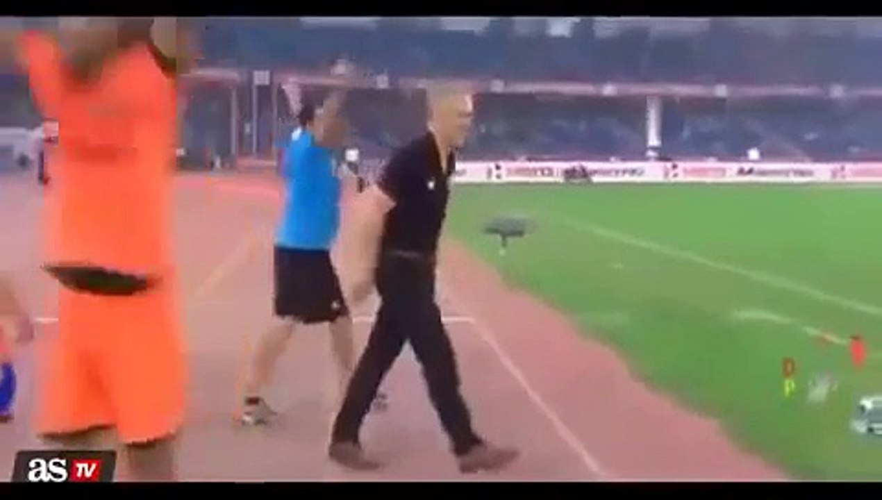 لاعب يحارب بمفرده فريق بأكمله لتسجيل هدف أسطوري