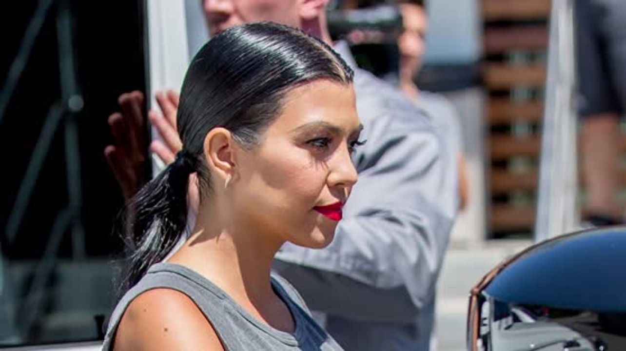 Kourtney Kardashian wurde mit grauen Haaren gesehen