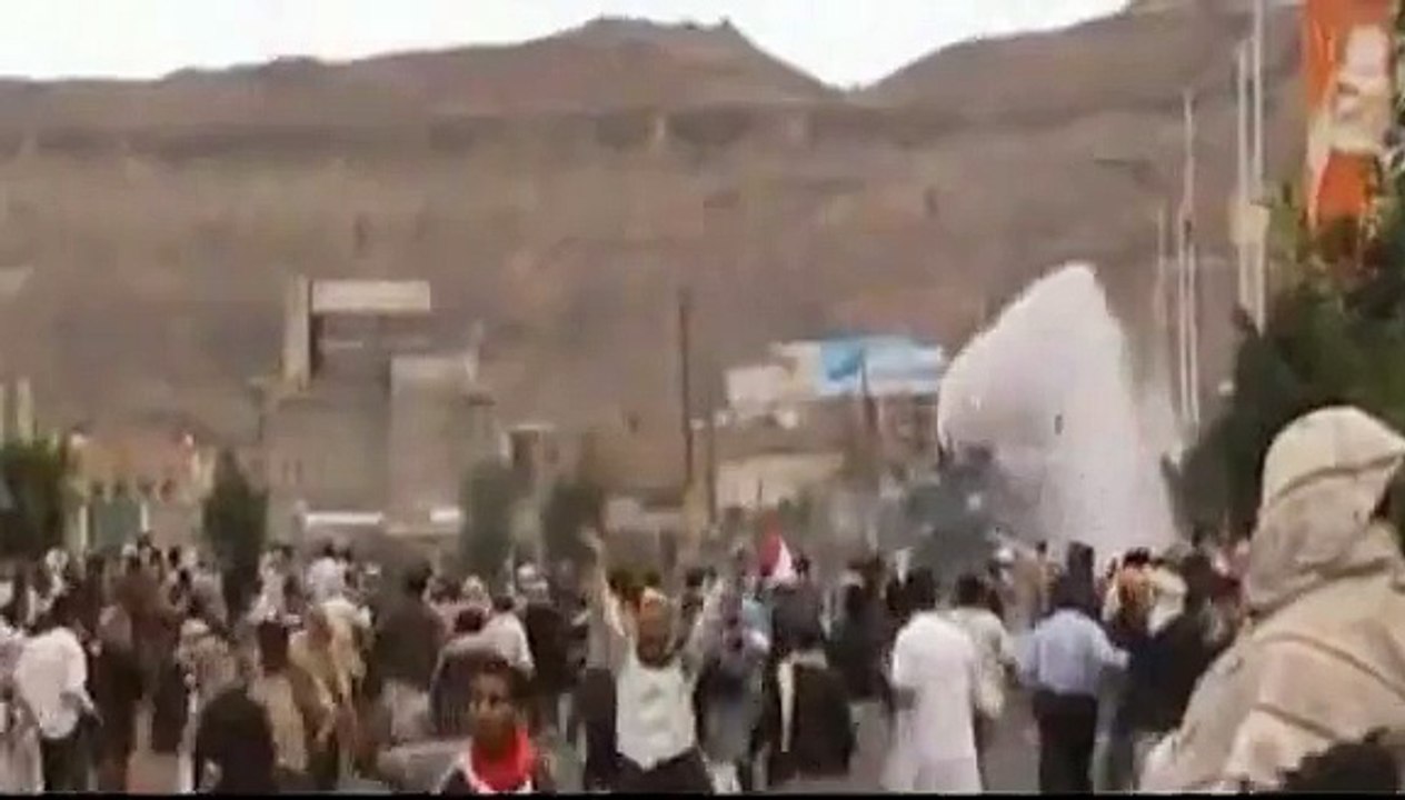 Yemeni security forces open fire on protesters