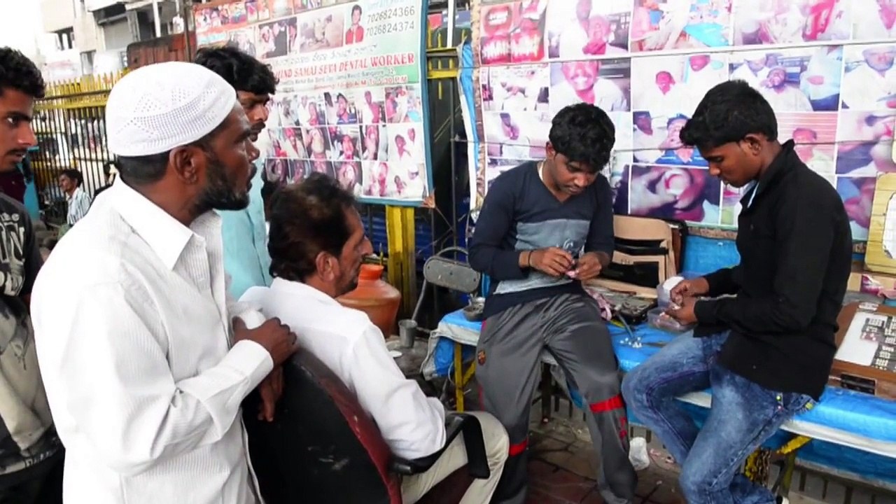 Zahnbehandlung mitten auf der Straße