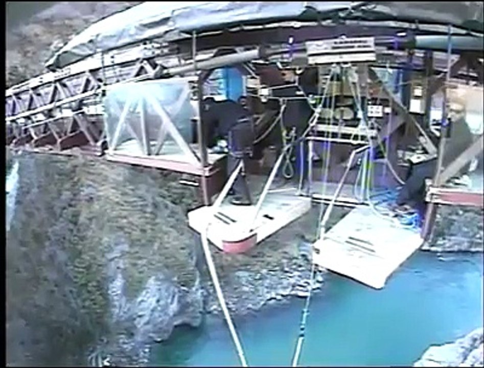 saut à l'elastique d' un pont