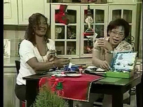 Cristina Soriano en el programa televisivo La Vida Simple haciendo anillos de abalorios 2 de 2