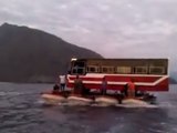 Vea cómo transportan un autobús sobre cuatro lanchas en Venezuela