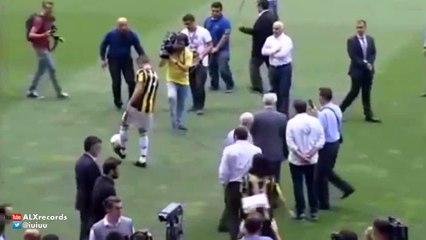 Robin van Persie and his Son Play Keepy Uppies at Fenerbahce Presentation