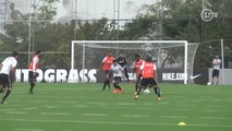 Mendoza dribla e deixa Elias no chão durante treino do Corinthians