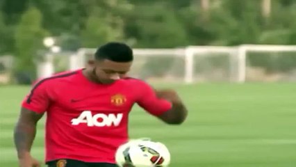 Memphis Depay Shows Off his Juggling Skills in Man United Training