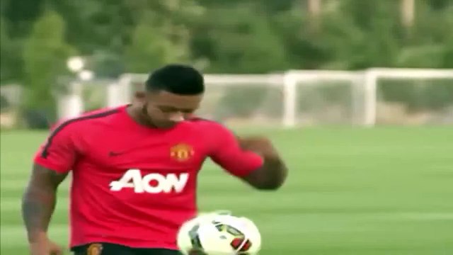 Memphis Depay Shows Off his Juggling Skills in Man United Training