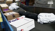 Fedex: spettacolare incidente ad un camion, regali di Natale danneggiati