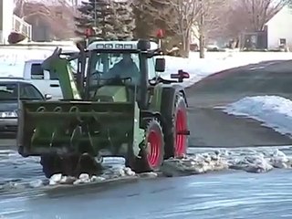 tracteur dans l'eau 1.wmv