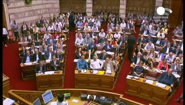 El Parlamento griego aprueba el acuerdo con los acreedores y debilita a Alexis Tsipras