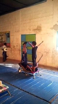 2 frères dans un numéro d'acrobaties magique