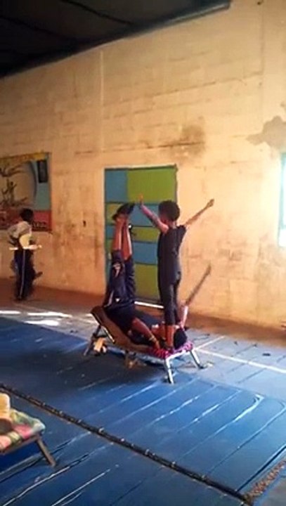 2 frères dans un numéro d'acrobaties magique