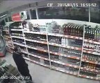 Le pire voleur jamais vu - Gros fail en emportant des bouteilles d'alcool