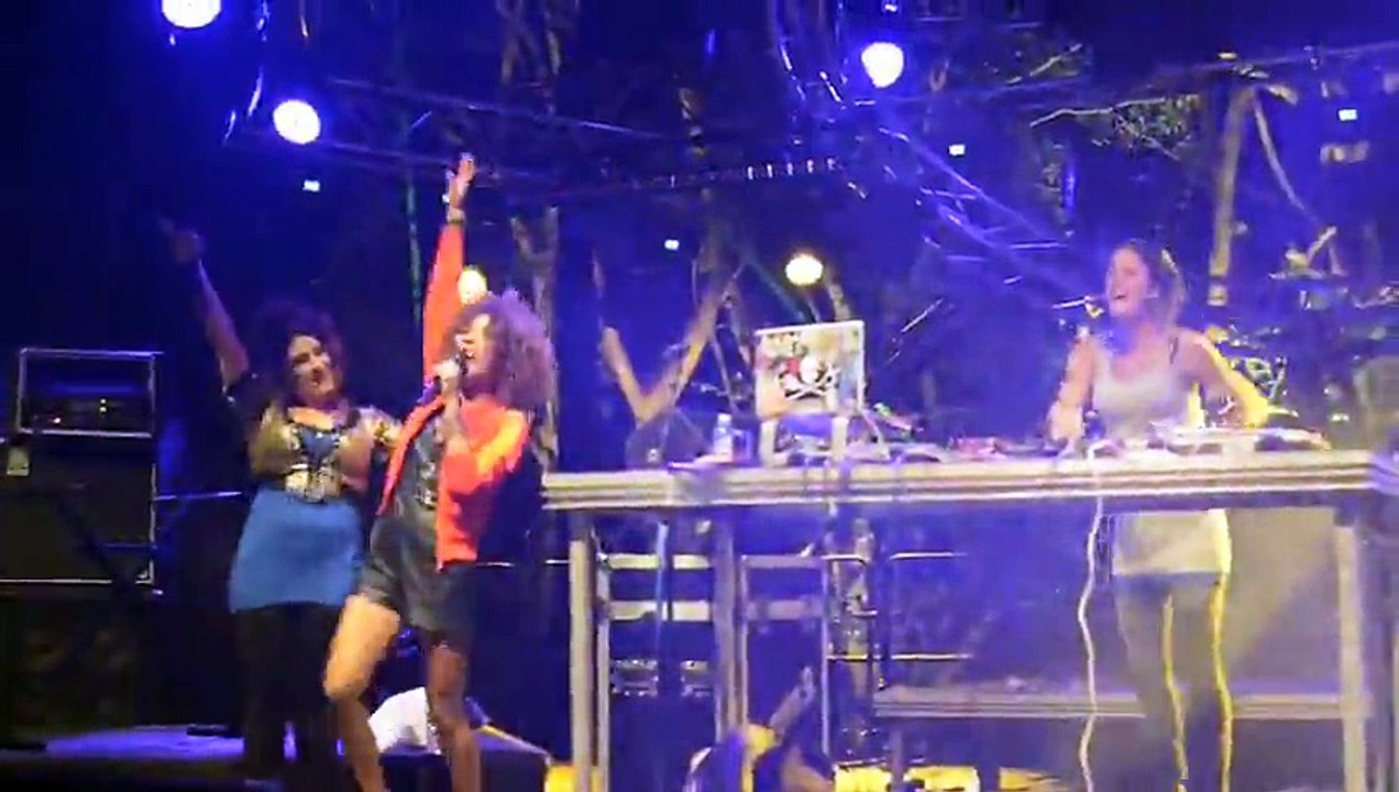(guest  Flavia Coehlo) Elisa Do Brasil et MC Trouble - Festival Femme Funk Family 2013