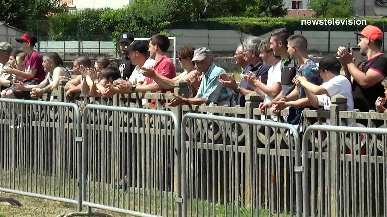 accrobatie moto par Sarah à Evaux-les-Bains