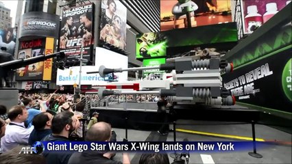 Un X-Wing géant en Lego dans les rues de New York