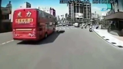 Motosiketli kız otobüsün altında can verdi