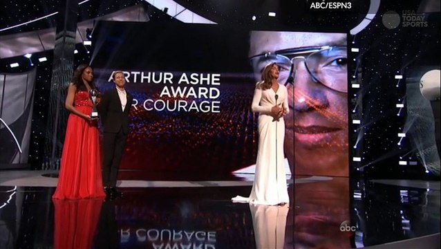 Caitlyn Jenner emeut tout le monde aux ESPY Awards 2015