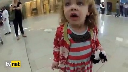 Beautiful Reaction of Baby Girl Over Aazan in Shopping Mall