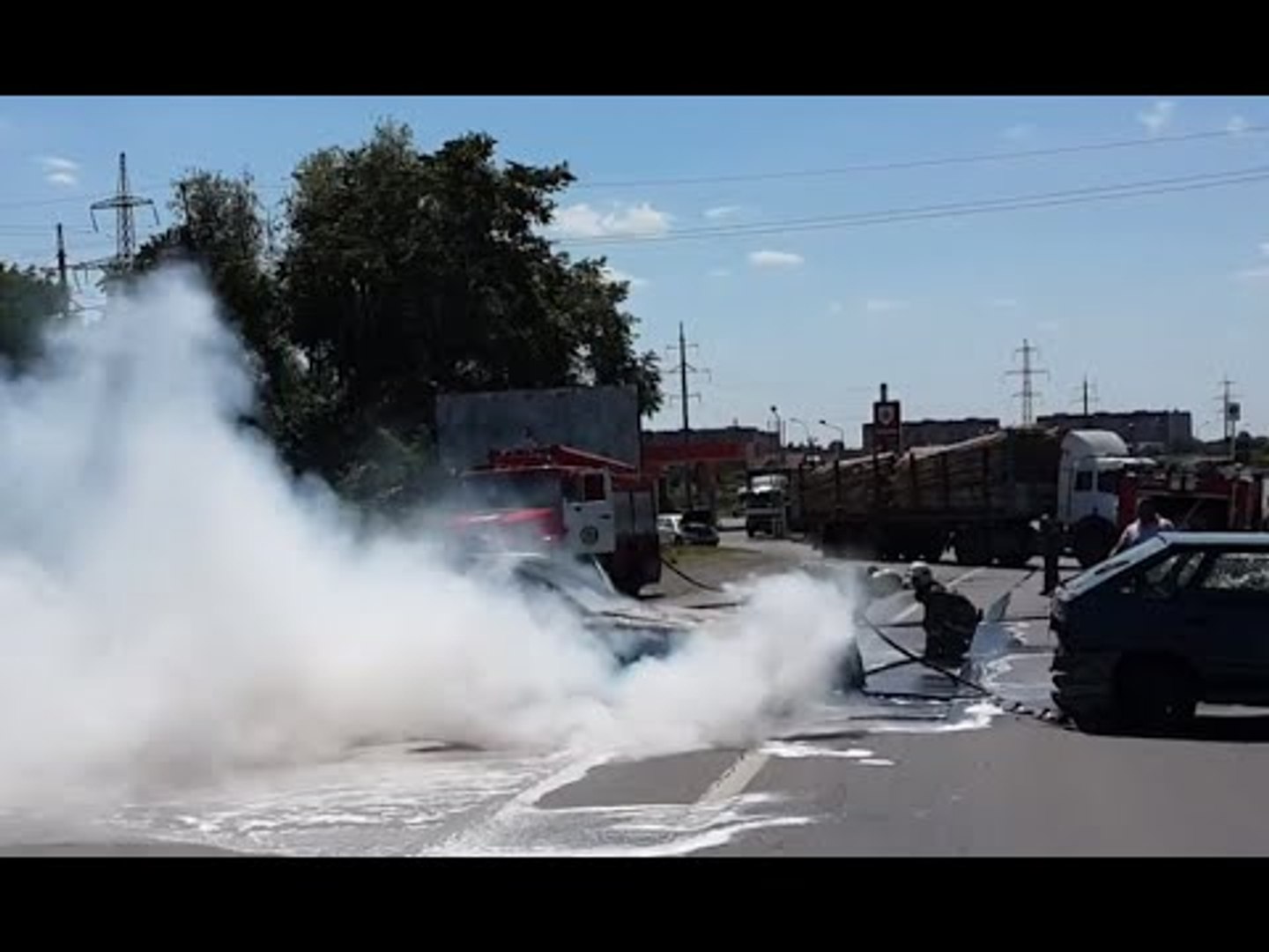 ⁣Ukrainian nationalists attack police in Mukachevo, western Ukraine