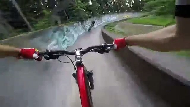 Descente de VTT sur une piste de bobsleigh abandonnée ! mieux vaut avoir vérifier ses freins ...