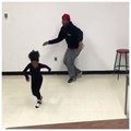 Dance une impressionnante petite fille