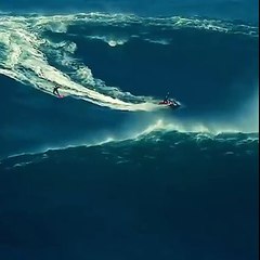 Garett Mc Namara surf une vague gigantesque