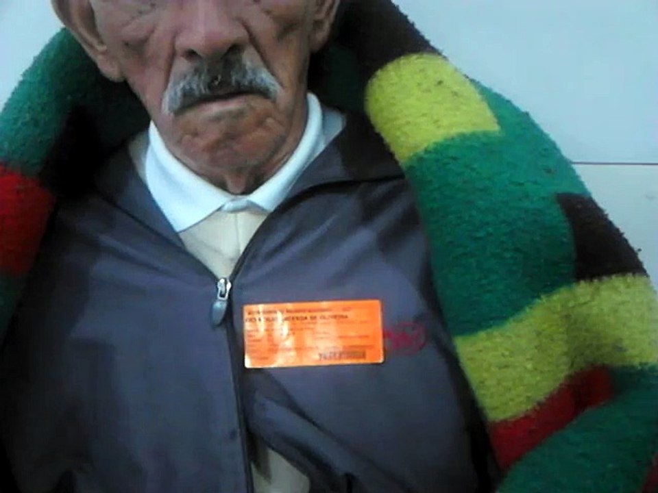 Idoso esperando atendimento