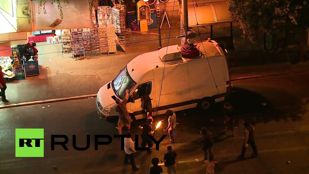 Athènes : des manifestants incendient le car régie d'un chaponne de télévision