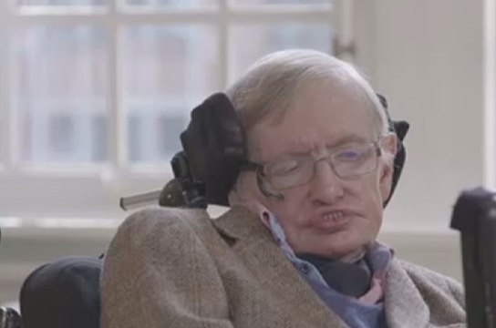 Stephen Hawking félicite la Nasa pour le survol de Pluton