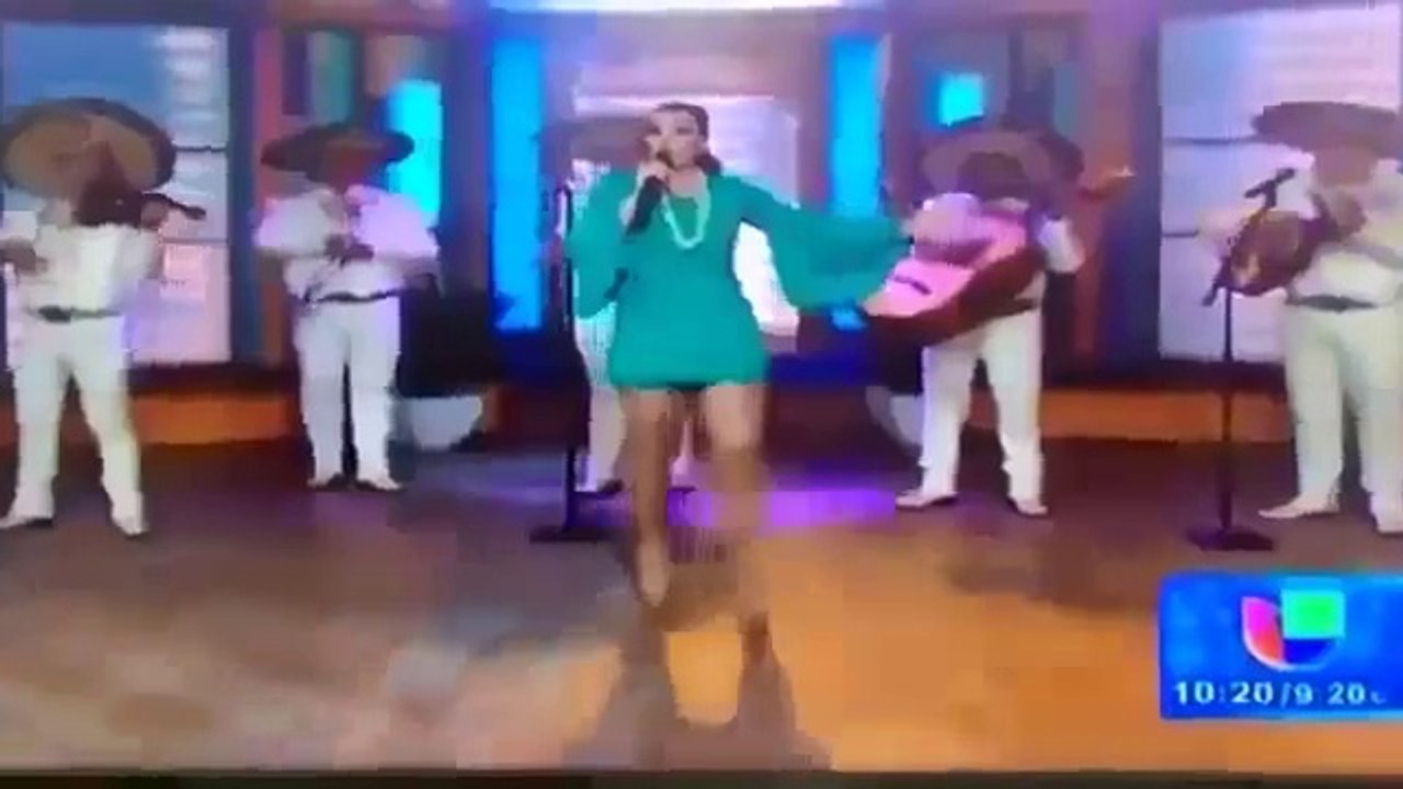 Cantora mexicana perde absorvente durante apresentação na TV