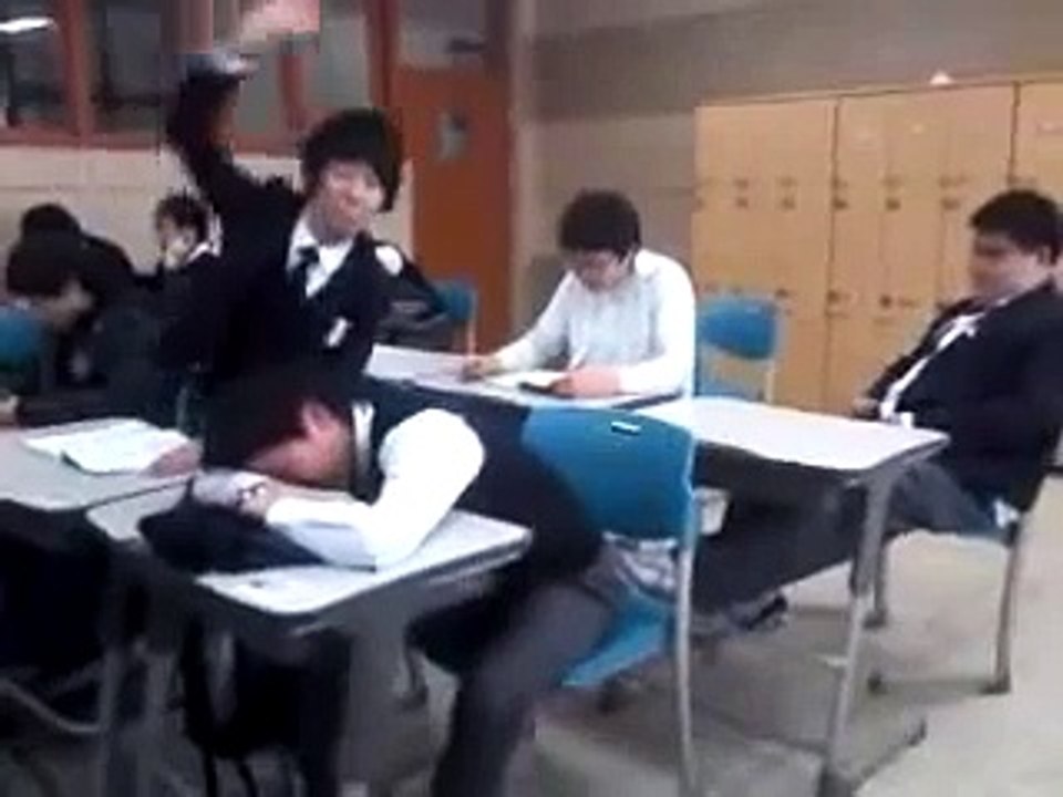 Bromas de los chinos en clase... al que se duerma se lo lleva la gran puta... xD!!! jajaja