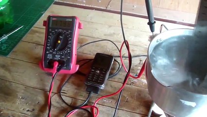 Generador de electricidad con calor generado por velas y estufa a gas.