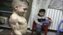 فيديو   أقوى طفل فى العالم   وجه طفل و عضلات لاعب كمال أجسام