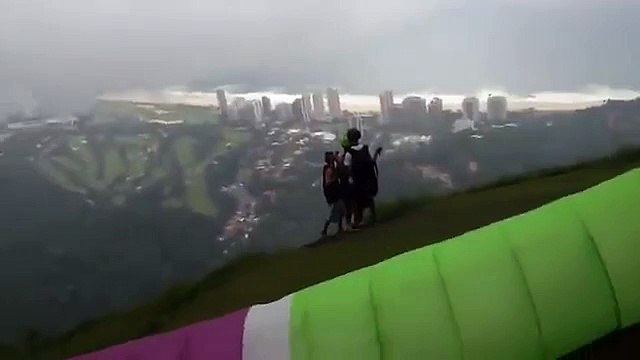 Collision entre un deltaplane et un parapente