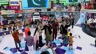 Junaid Jamshed Singing DIL DIL PAKISTAN In Jeeto Pakistani