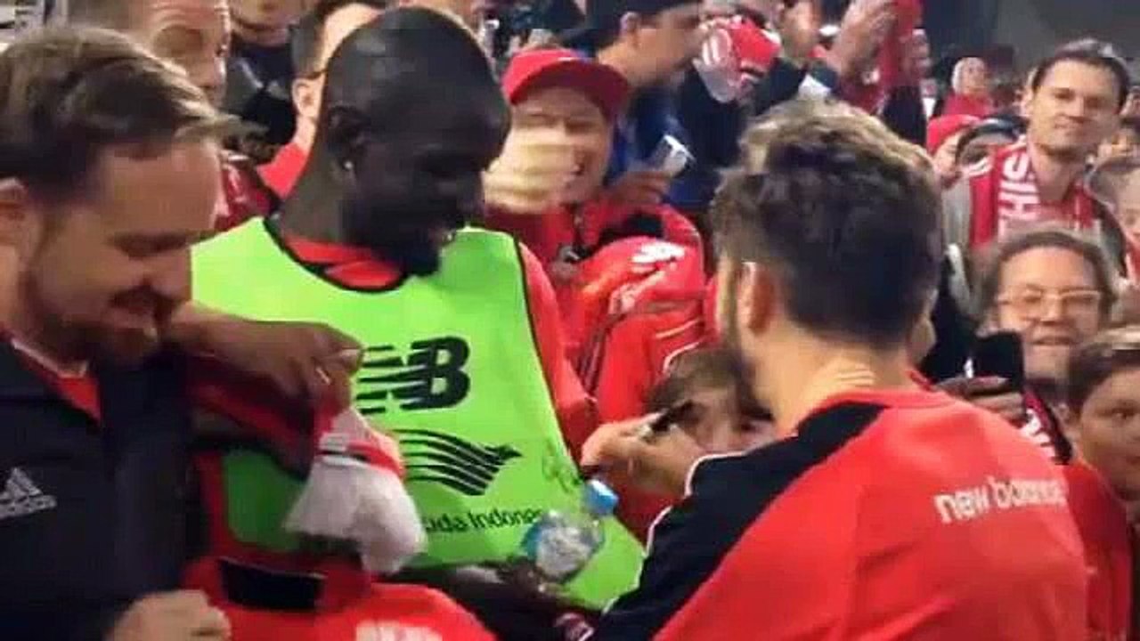 Mamadou Sakho se fait passer pour un fan et demande un autographe à Adam Lallana