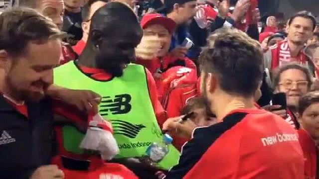 Mamadou Sakho se fait passer pour un fan et demande un autographe à Adam Lallana