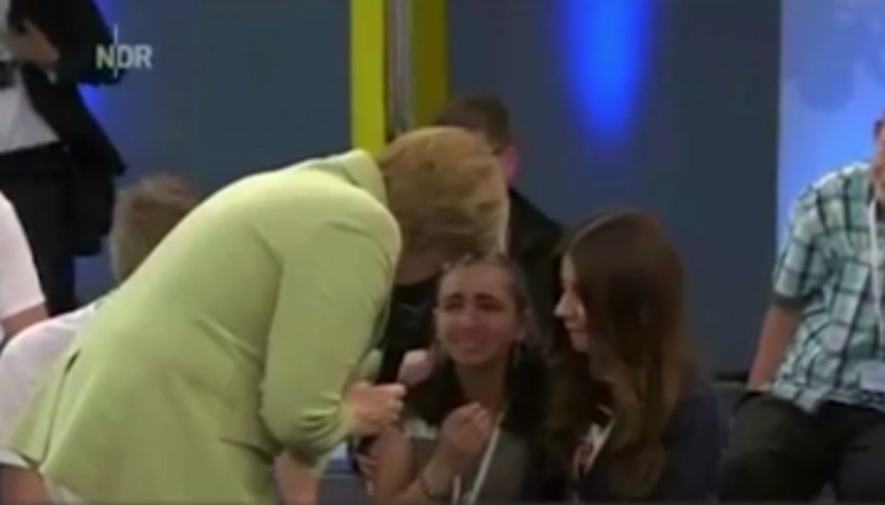 Angela Merkel fait pleurer une jeune réfugiée