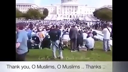 حصري  المسلمين في أمريكا يدخلون ساحة البيت الأبيض بعد مقاومة مع الحرس  واقاموا صلاة العصر