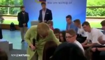 Merkel 6 yaşındaki Filistinli kızı gözyaşına boğdu