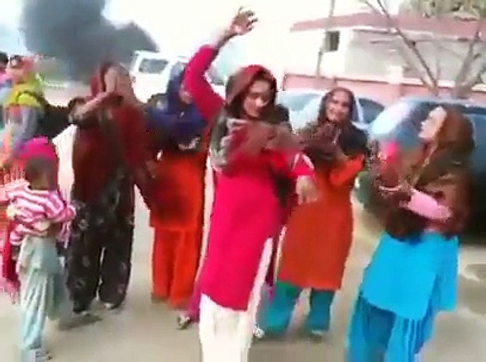 desi girls dance in street