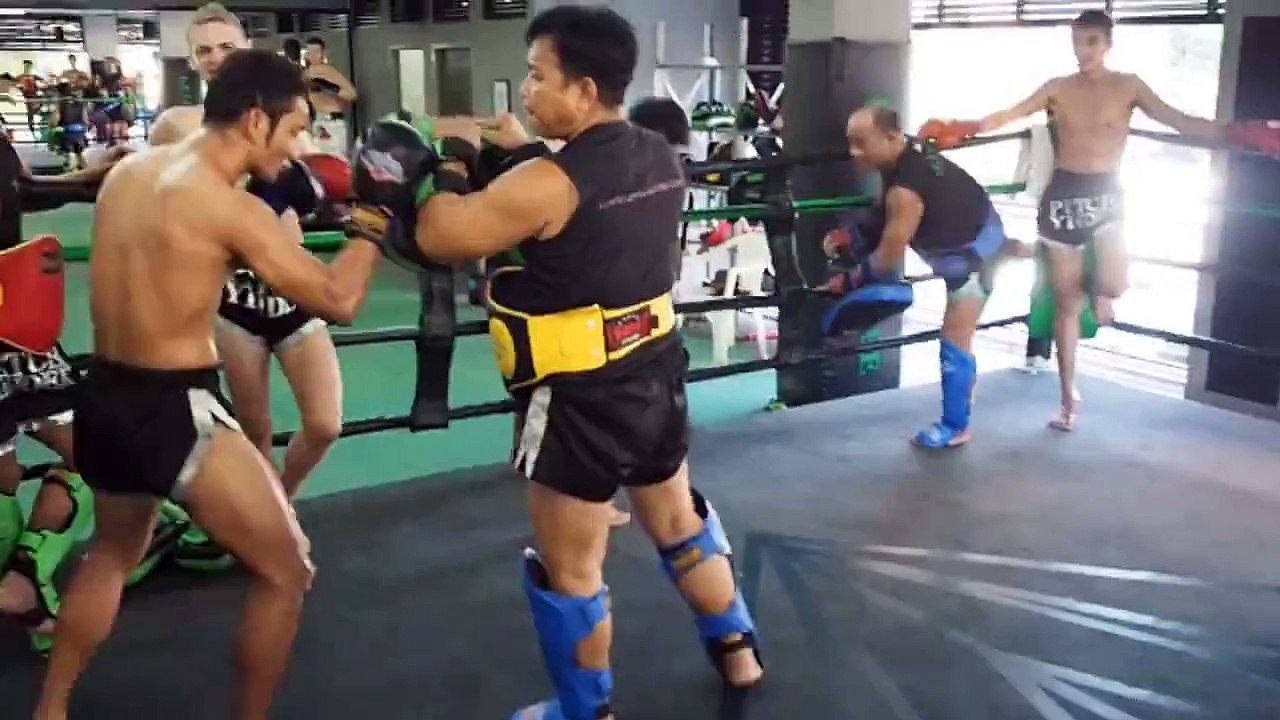 30 coups de pieds en 17 secondes