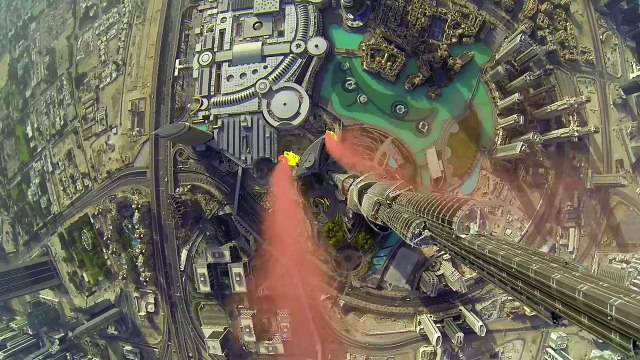 Saut en base jump depuis le sommet du Burj Khalifa, le plus haut gratte-ciel du monde !
