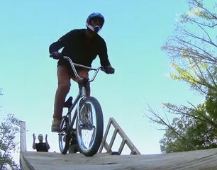 Vea el récord de la cuádruple voltereta en BMX