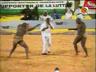 Gris Bordeaux Bat Baye Mandione par KO